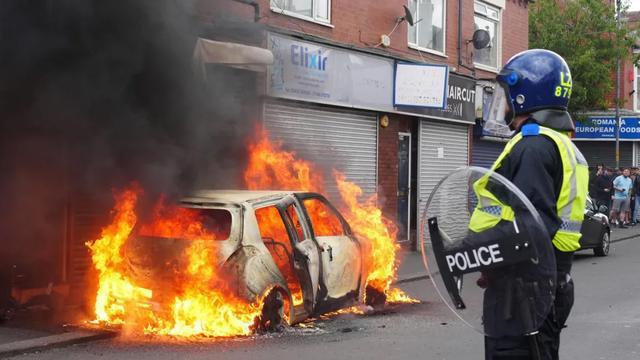 博主拍视频记录英国骚乱 多地爆发极右翼暴力事件