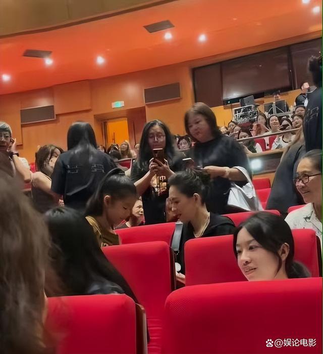 章子怡带女儿看话剧，母女情深共赏艺术之美