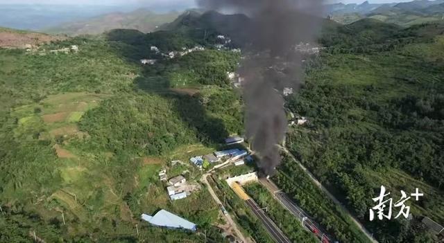 沪昆高速服务区一货车司机车内去世，系交通事故致燃爆悲剧