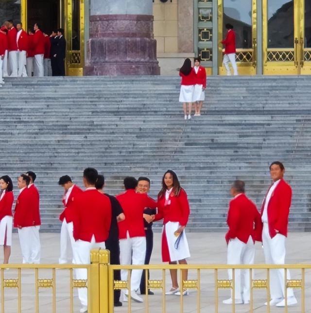 运动员晒人民大会堂前留影 美好瞬间定格荣耀时刻