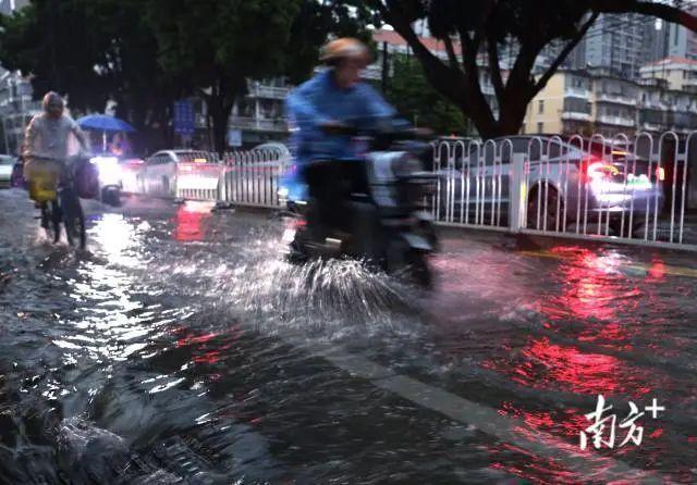 为什么广东的雨这样大 多地现"水浸街"，交通受阻