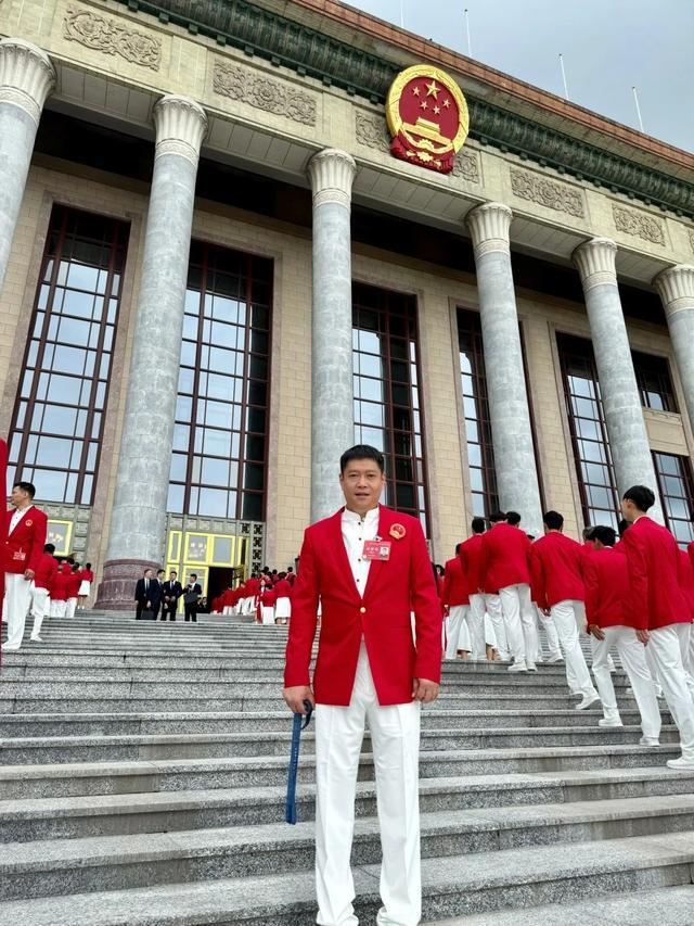 孙颖莎邱贻可总结大会合照 师徒情深展成果