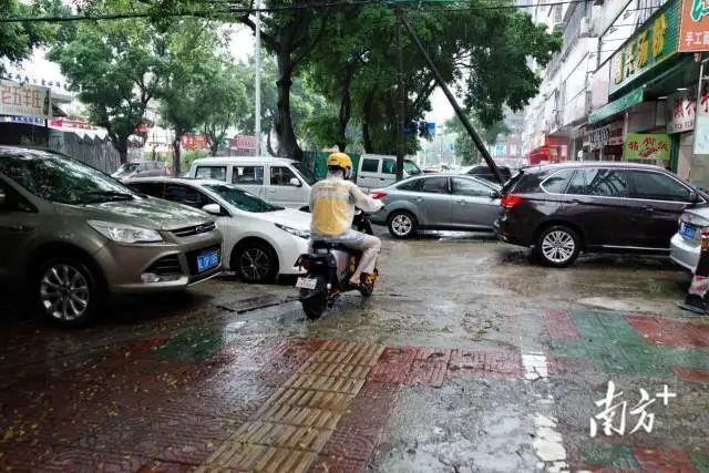 为什么广东的雨这么大 多地现"水浸街"，交通受阻