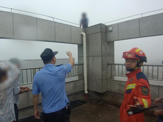 女子7楼轻生民警暴雨中劝解1.5小时