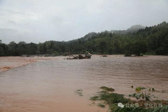 暴雨致铲车受困 消防紧急施救