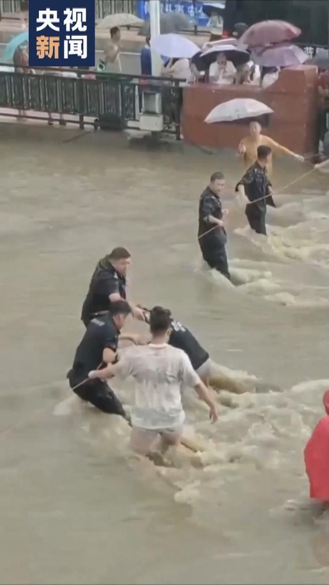 💰欢迎进入🎲官方正版✅暴雨中他们筑起“人形浮桥” 警民携手渡难关