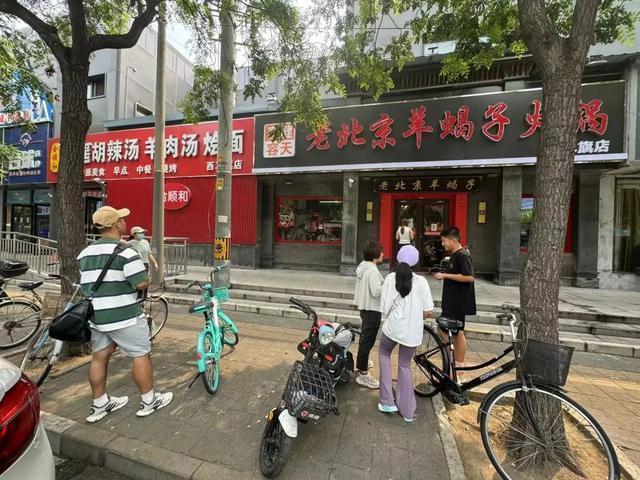 火锅店主因救人牺牲，北京市民连日排队就餐致敬 英雄精神永存心间