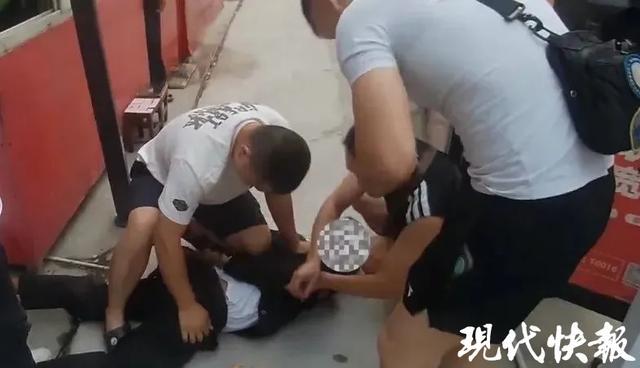 男子穿假警服冒充特警又罚款又盗窃 惯偷终被现场打假