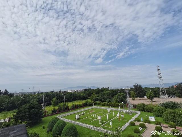 北京天空出现大量“鱼鳞云”，预示什么天气？ 风雨将至，注意防雨安全