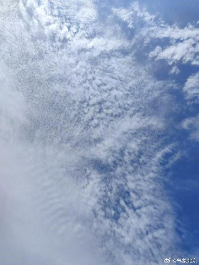 北京天空出现大量“鱼鳞云”，预示什么天气？ 风雨将至，注意防雨安全