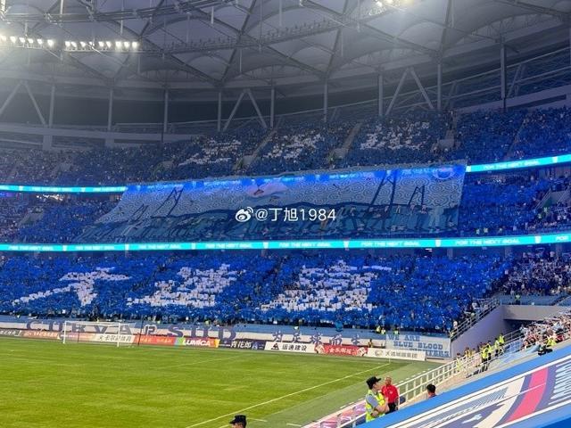 大连英博主场现巨幅TIFO 刷新中国球场纪录