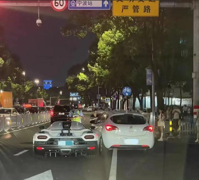 4700万跑车被撞定损406万？假的