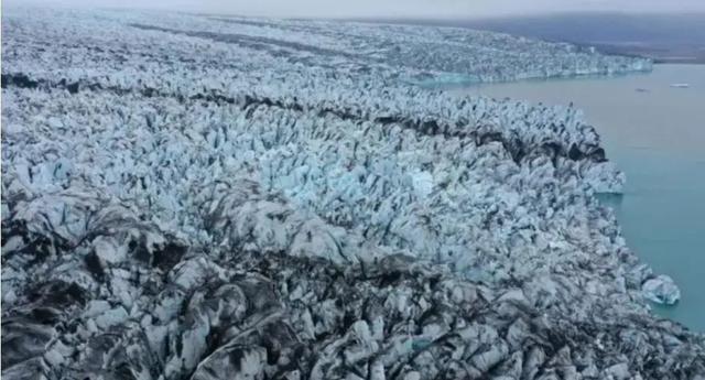 中国游客讲述冰岛景点坍塌生死瞬间 冰墙崩落，幸存者心有余悸