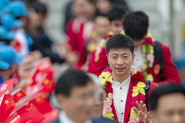 马龙领衔奥运冠军抵港！带头坐下飞机，全红婵跟着身旁，好可爱 港府热烈欢迎，门票秒空