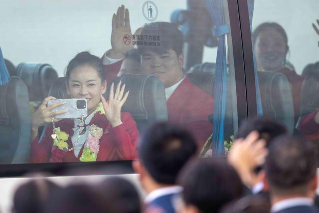 马龙领衔奥运冠军抵港！带头坐下飞机，全红婵跟着身旁，好可爱 港府热烈欢迎，门票秒空