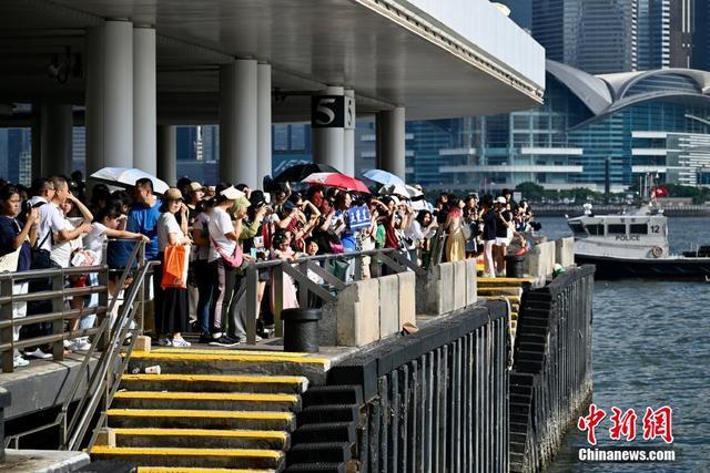 内地奥运“天团”游维多利亚港 港民热情迎接