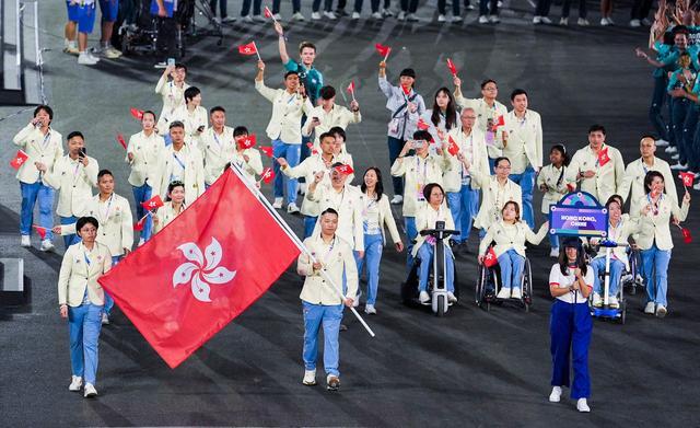 巴黎残奥会开幕式：中国香港代表团入场，展现团结风采