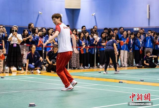 孙颖莎王曼昱在香港体验奥运新项目 乒乓国手挑战壁球