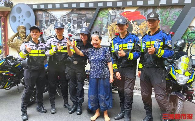 民警示范坡子街派出所文明打卡姿势 警民共筑和谐风