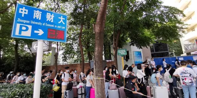 中南大2024级最小本科新生报到 15岁少女学霸启航