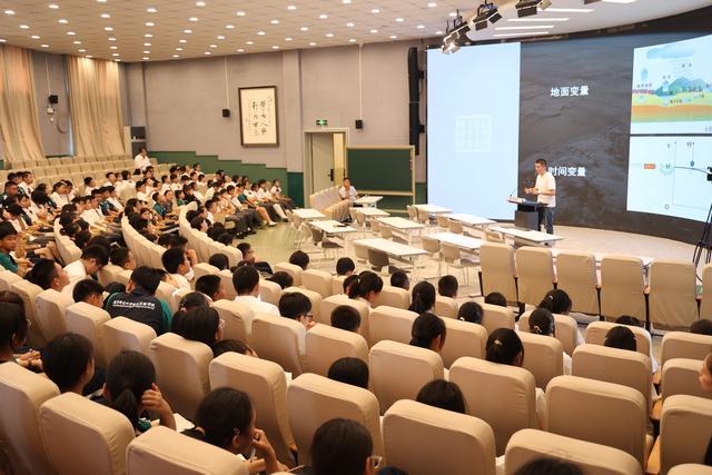 北京：气象专家卞赟走进北师大亚太实验学校，带领同学“看云识天气”，播种科学梦