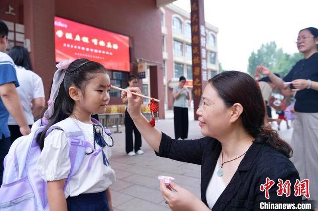 河北石家庄：小学生开启校园新生活，迎首个开学季