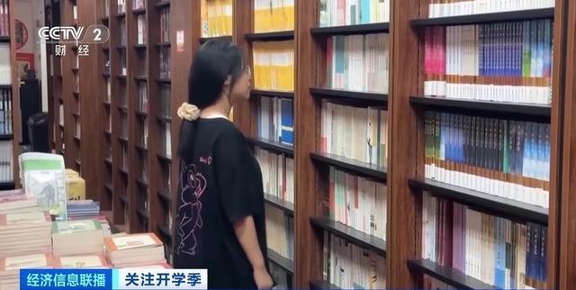 开学第一天文具店挤满人 文创用品销量激增