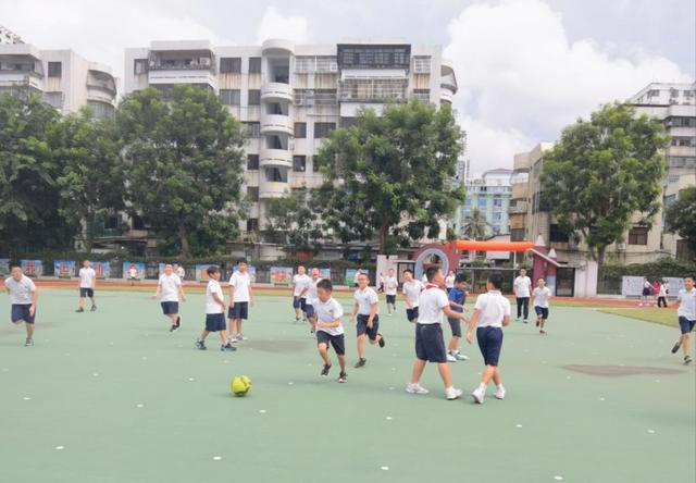 全国多地中小学迎来开学 用心用情迎接新学期