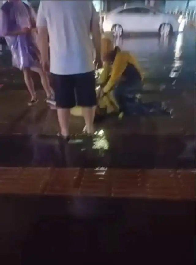 山东暴雨积水致路人触电倒地 外卖小哥挺身施救