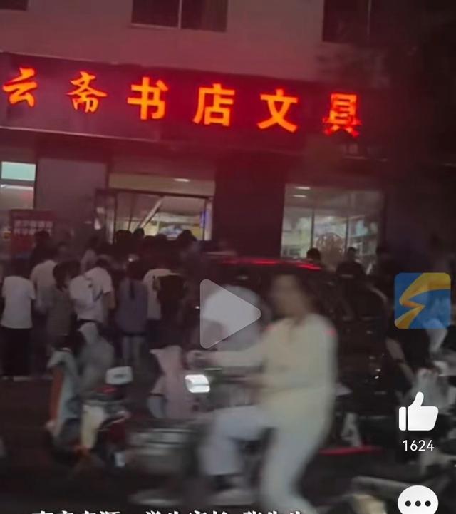 天津2书店外家长夜晚排长队买书 指定教材何处寻？