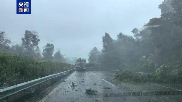 台风过境海南多地道路受损严重，交通受阻需警惕