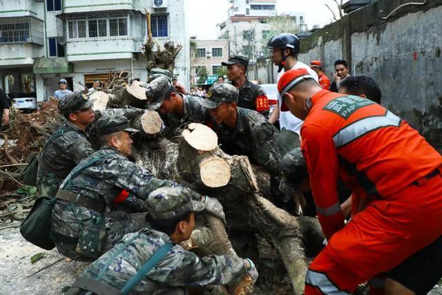 武警海南总队官兵奋战灾后重建工作 疏通道路40公里，恢复群众生活秩序