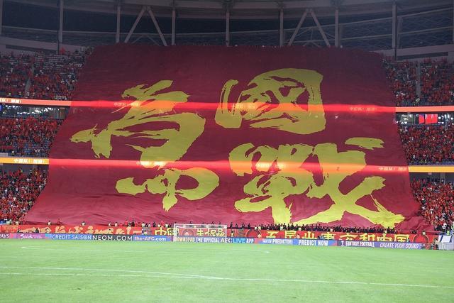 球迷打出巨幅TIFO：为国而战！大连赛场现震撼一幕