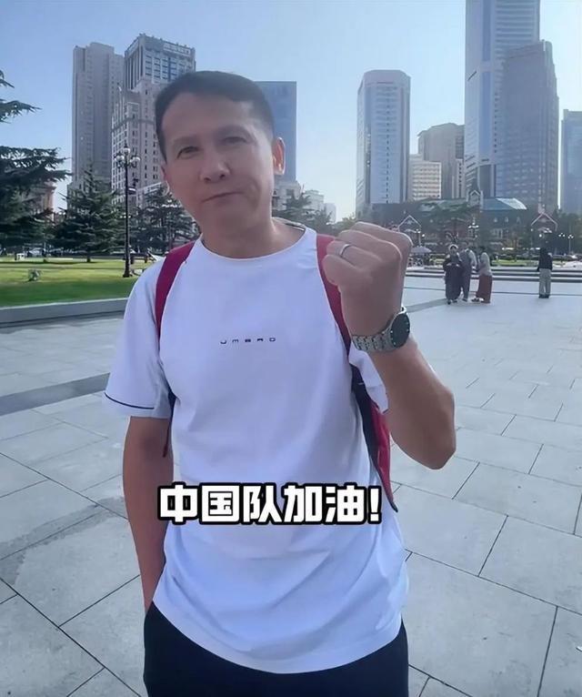 退钱哥抵达大连为国足打气