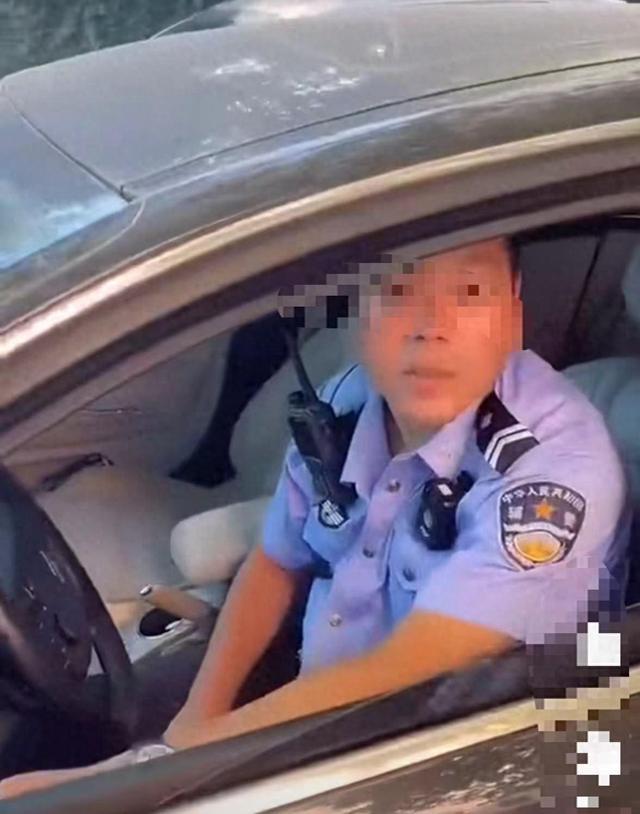 青岛辅警未系安全带开车逆行被停职