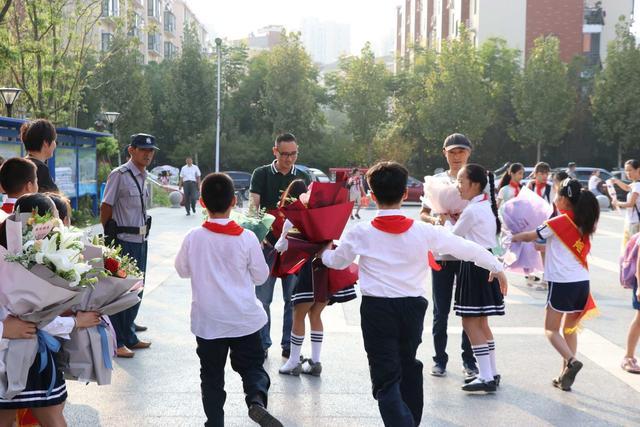 老师站校门口拒绝学生带礼物进校 教师节带花不准进校园