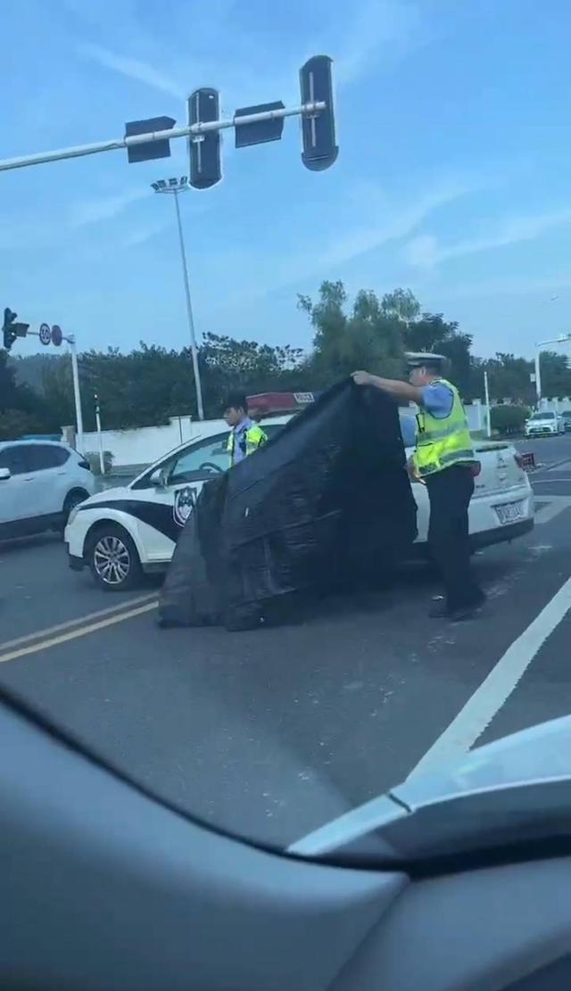 武汉一辆“萝卜快跑”撞死外卖员？知情人：它刚好经过现场被拍到了