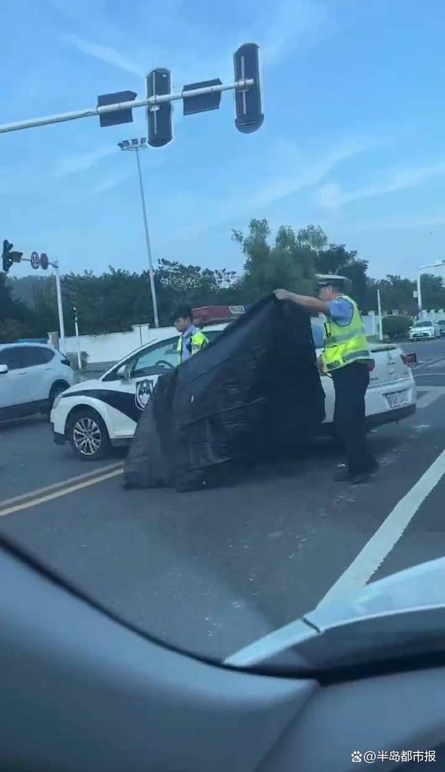 武汉萝卜快跑撞死外卖员?知情人辟谣 实为其他车辆事故