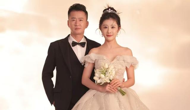 演员李嘉明与小18岁女友官宣结婚 跨越年龄的真爱见证