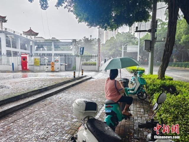 南宁一广场几乎被淹 市民照常晨练 洪水围城下的淡定日常