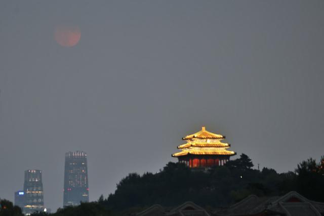 中秋夜北京景山万春亭与圆月同框 共赏八月十五美景