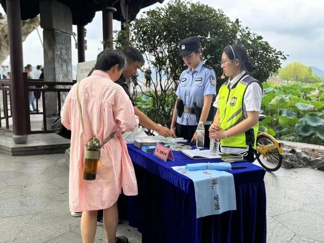 中秋最后一日杭州西湖边人从众 学子志愿添彩西子畔