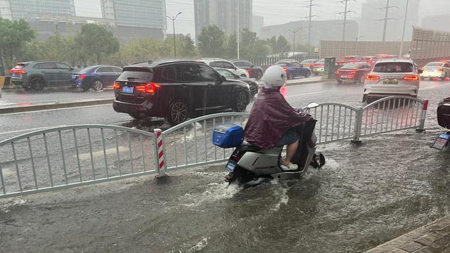 上海大雨积水私家车进水 多部门救援