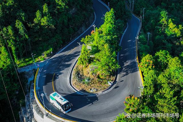 贵州72道拐大巴司机极限操作 宇通客车挑战成功展实力