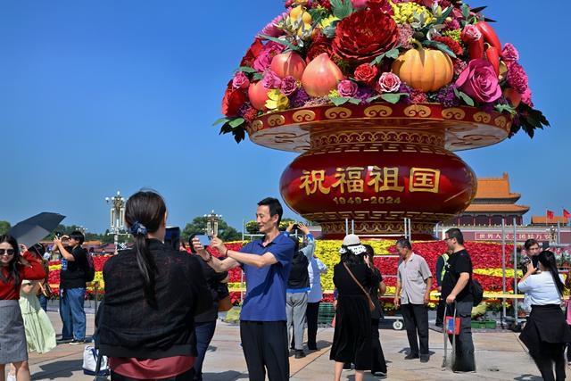 国庆大花篮看着好香 繁花似锦迎国庆，市民游客共赏赞