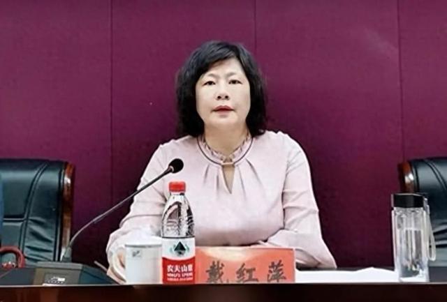 女干部主动投案：曾多次向区委书记送礼，涉严重违纪违法