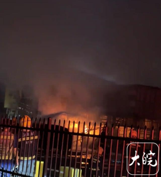 青岛一商铺突发大火 有爆炸声传出 原因调查中，无人员伤亡