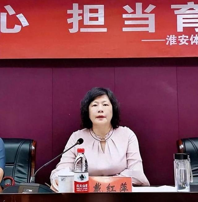 主动投案的女校长：多次向区委书记赠送礼金