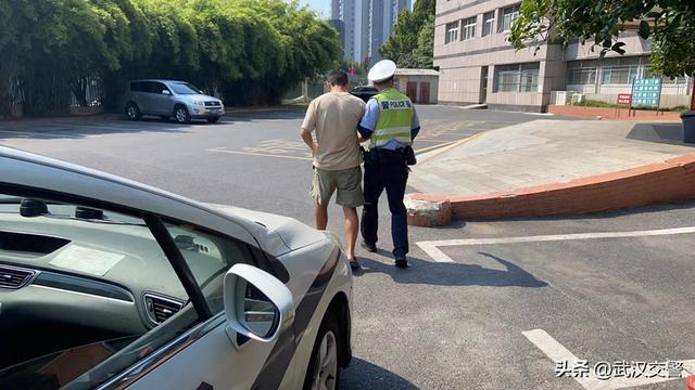 驾驶员不适紧急刹停 交警救援