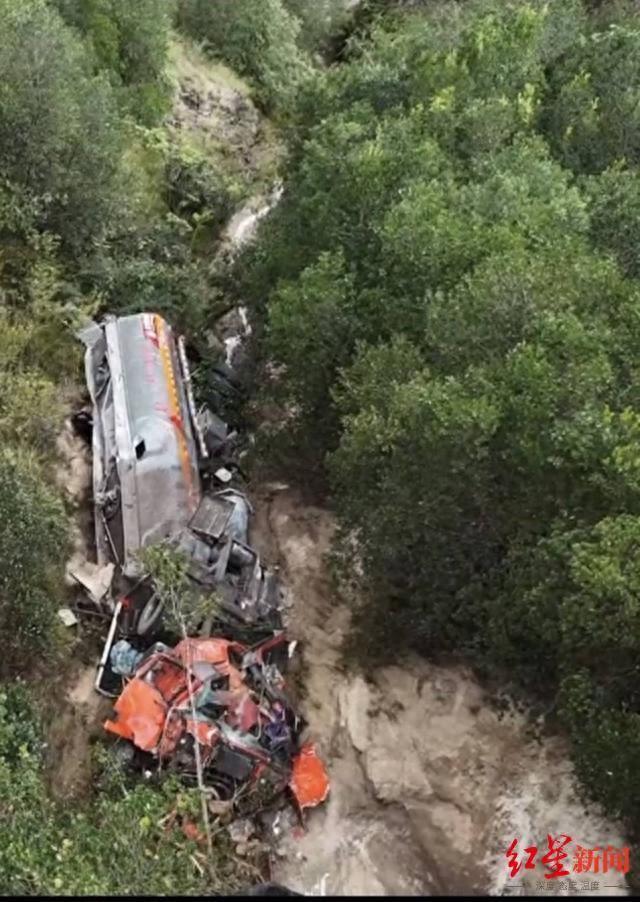 四川一油罐车坠崖致2人死亡